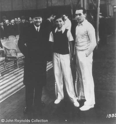 Bernard Citron (con 15 aos) junto a su padre, Andr Citron y 
                el campen frances de tenis, Henri Cochet